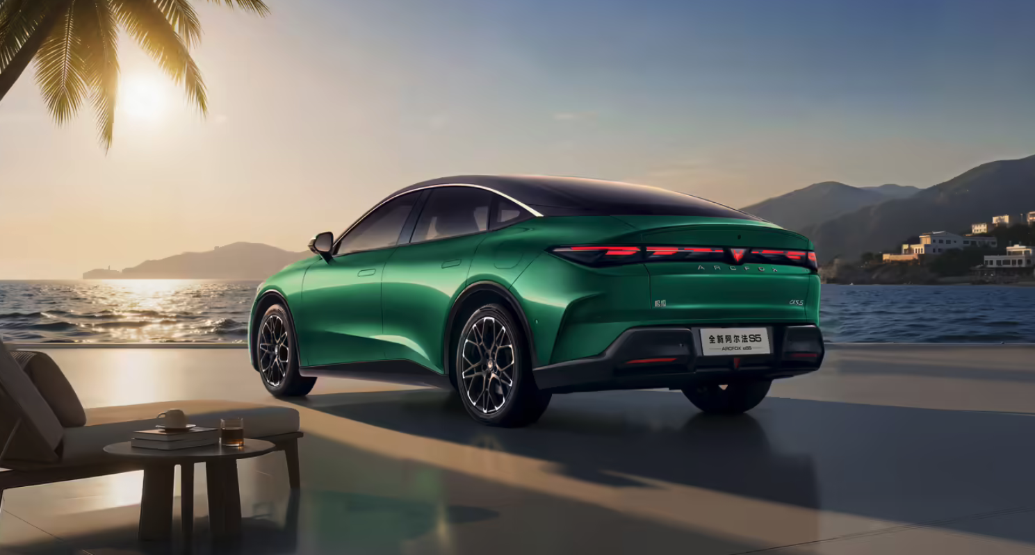 北汽极狐公布全新阿尔法S5外观官图 新增增程版本 定位AI高性能宽体轿跑